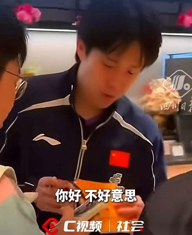 王楚钦当着那么多人的面，拒绝给一个小孩子签名。镜头怼着，手机举着，就这么直挺挺