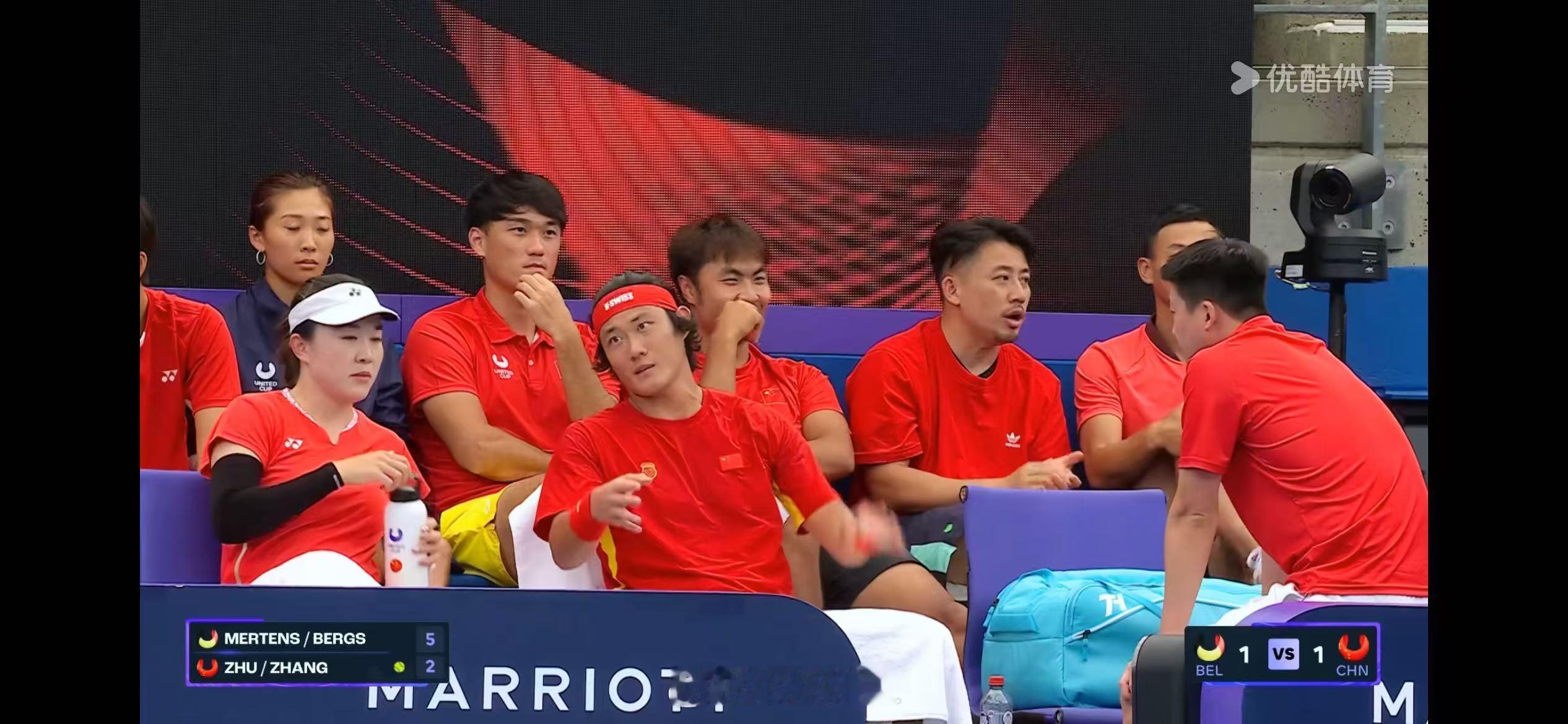 🇨🇳朱琳/张之臻5-7🇧🇪梅尔滕斯/贝尔赫斯首盘0-5追到5-5，