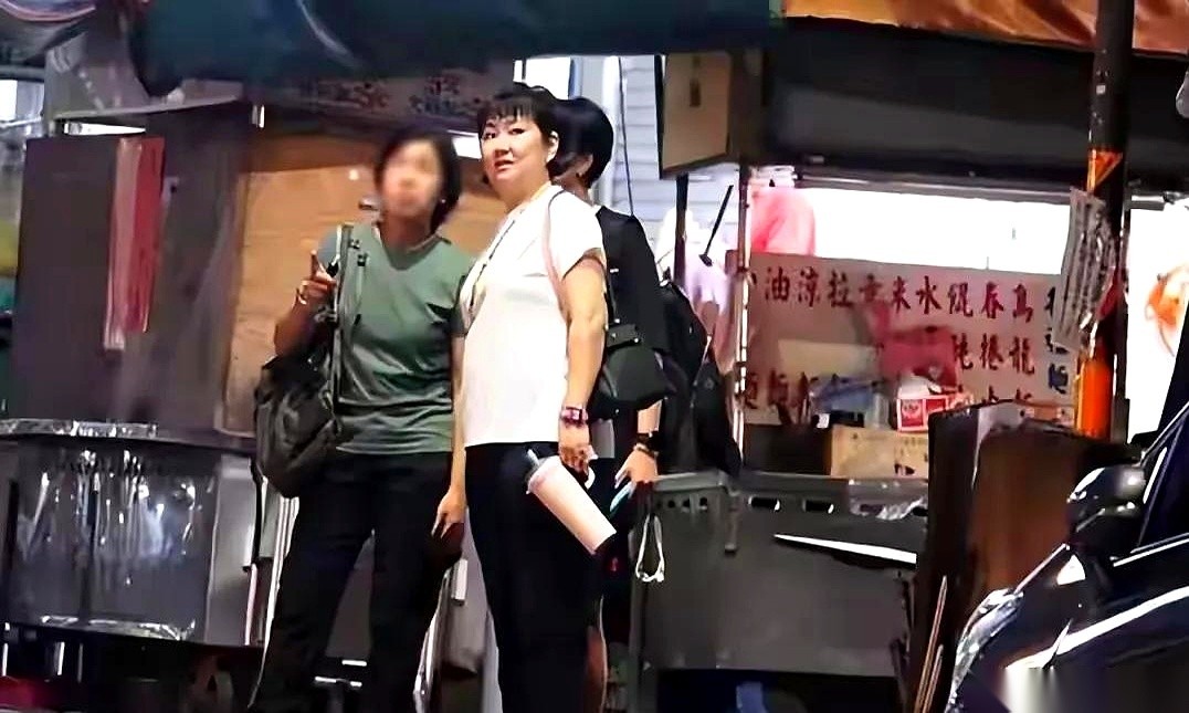 最近网上传出几张Selina（任家萱）在街头被路人偶遇的抓拍。点开照片，第一眼真的很难把她和当年那个