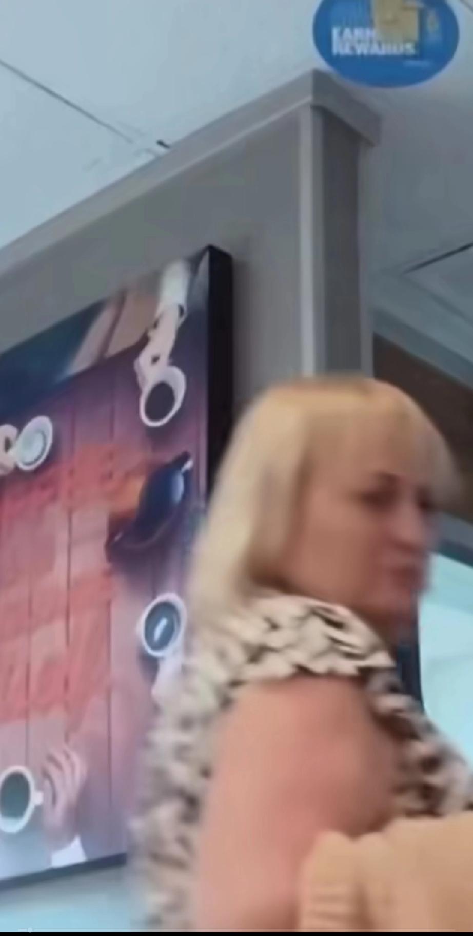 一个白人妇女看到一个亚裔男子在吃饭，于是她故意走过亚裔男子的身边，绕过男子身后以