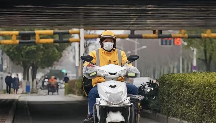 最近，人社部盯上了两亿灵活就业人员的社保问题，明确要推动外卖小哥、网约车司机们参