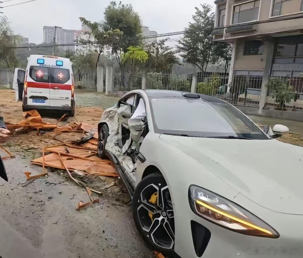 这次小米SU7似乎遭遇了较为严重的碰撞，右半边车身受损明显，状况令人揪心。推测或