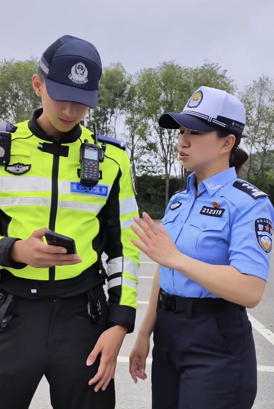 这是新式警服吗？一级警督和学员警察，一级警督警衔还是和原来一样，但是学员肩章