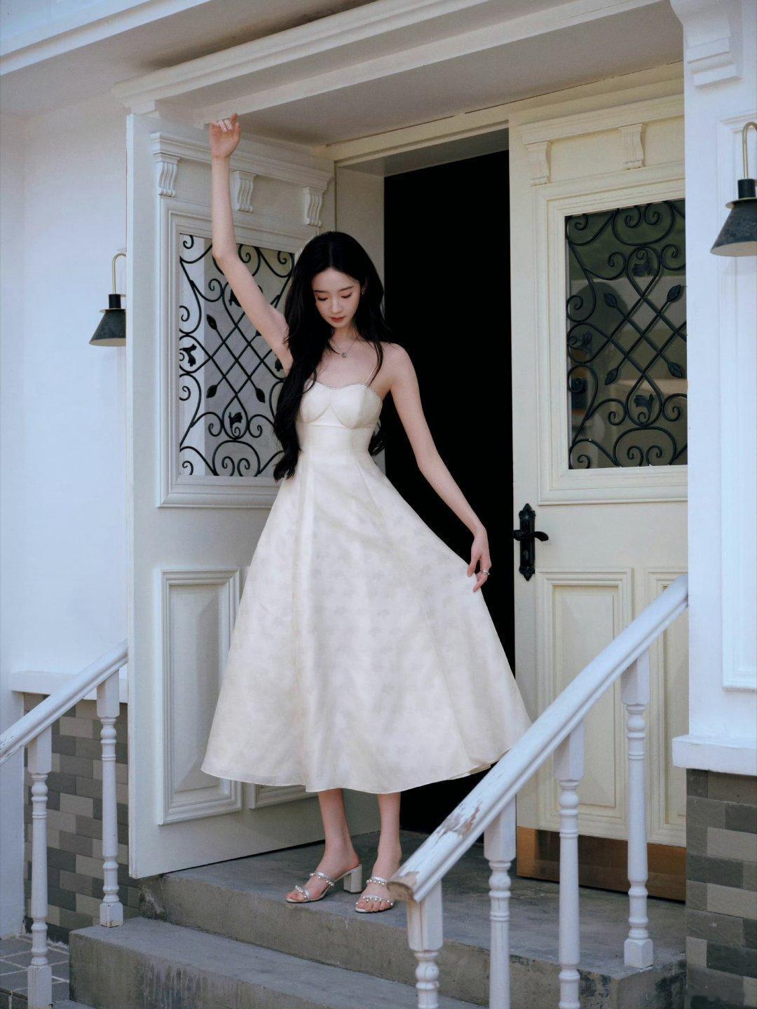 张艺凡豪门长姐谁被美晕了！白色收腰提花长裙直接封神，清冷贵气、体态比例逆天，高