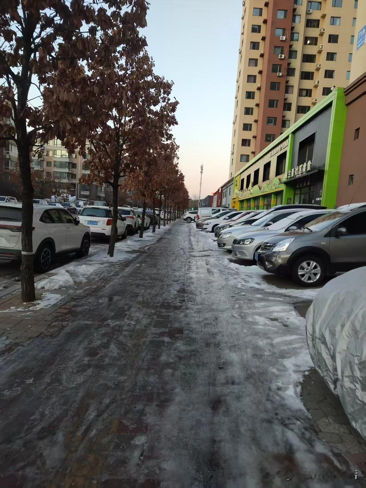 《满街的“僵尸车”，到底在浪费谁的钱？》晚饭后溜达消食，刚出小区门我就瞅见