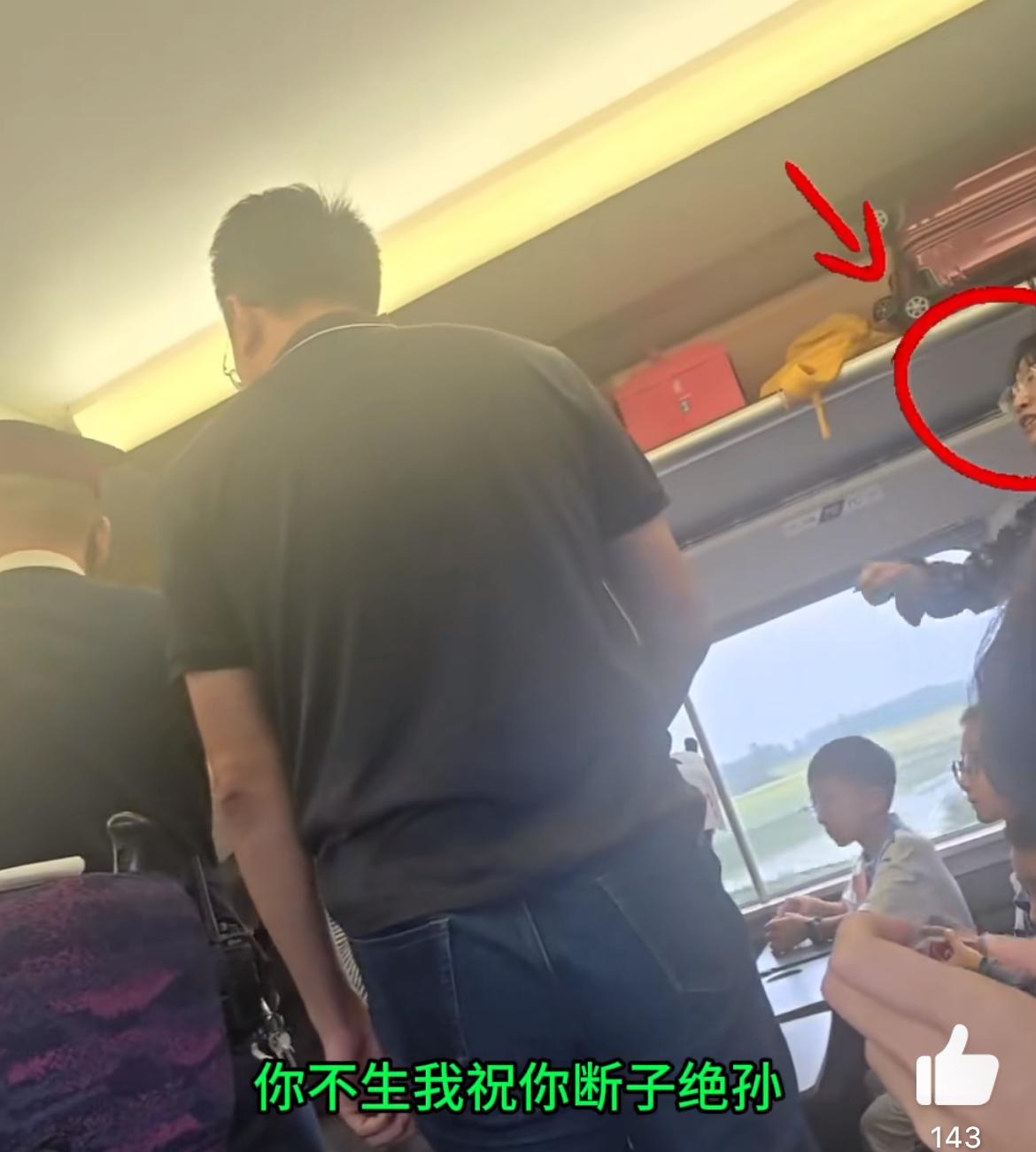 宜昌东到武昌高铁上，三个小孩晃动桌板和座椅，前面乘客甩出一句没素质，家长破防了。
