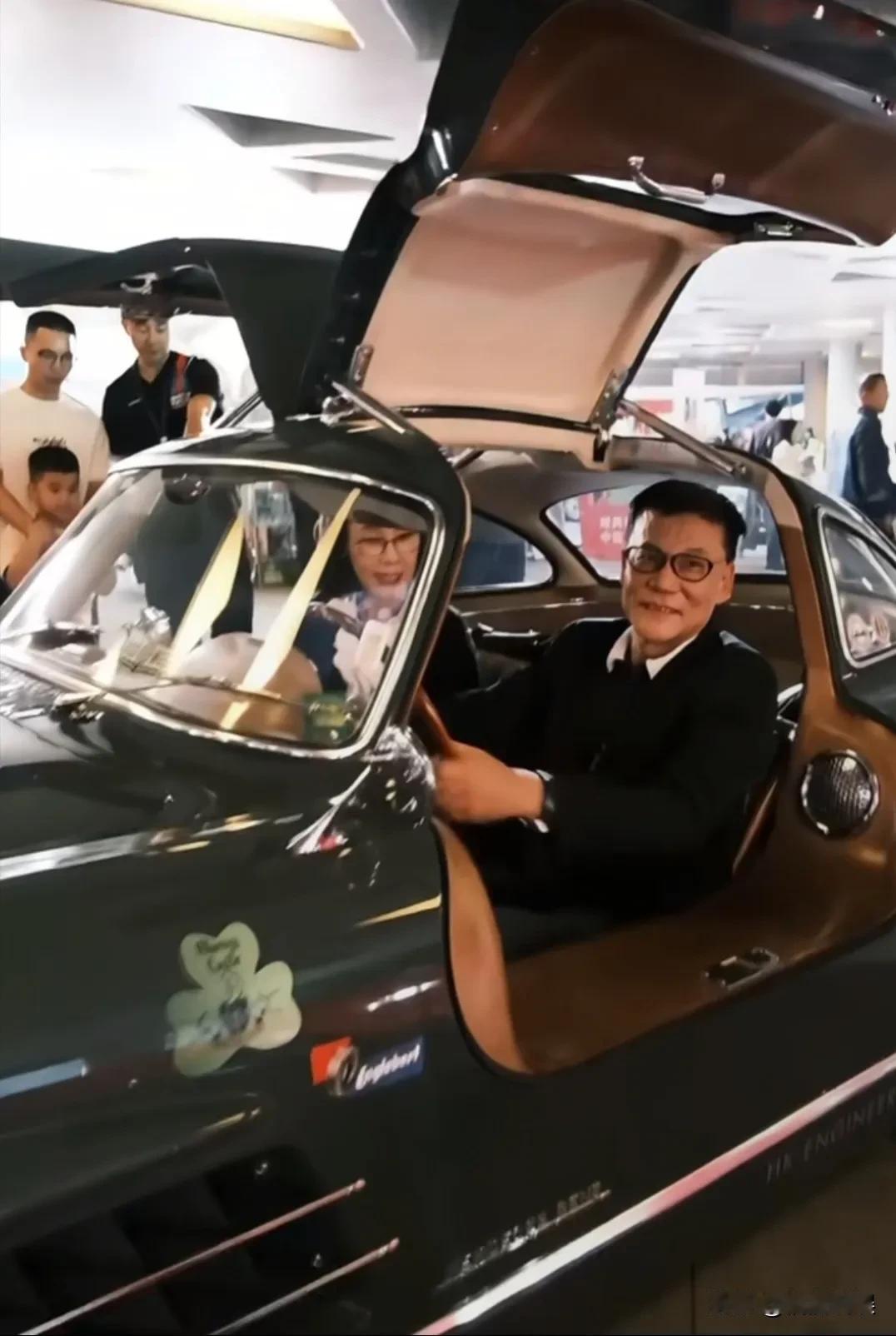 李国庆带着老婆张丹红参加“老爷车嘉年华”活动，看夫妻俩体验试坐老爷车的画面，真的
