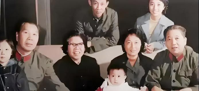 1985年春节，秦基伟将军和杨成武将军两亲家的珍贵合影。秦基伟的女儿秦畹江生于1