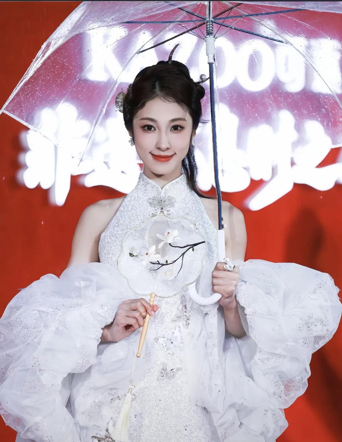 以前特别讨厌这种做作的女生，但是现在特别对小碗的这种感觉上头，反而觉得之前的自己