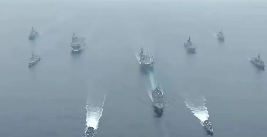 日寇叫嚣着要开干，其实是在耍苦肉计，你想，寇子一向只听美爸的话，为何突然挣脱了狗