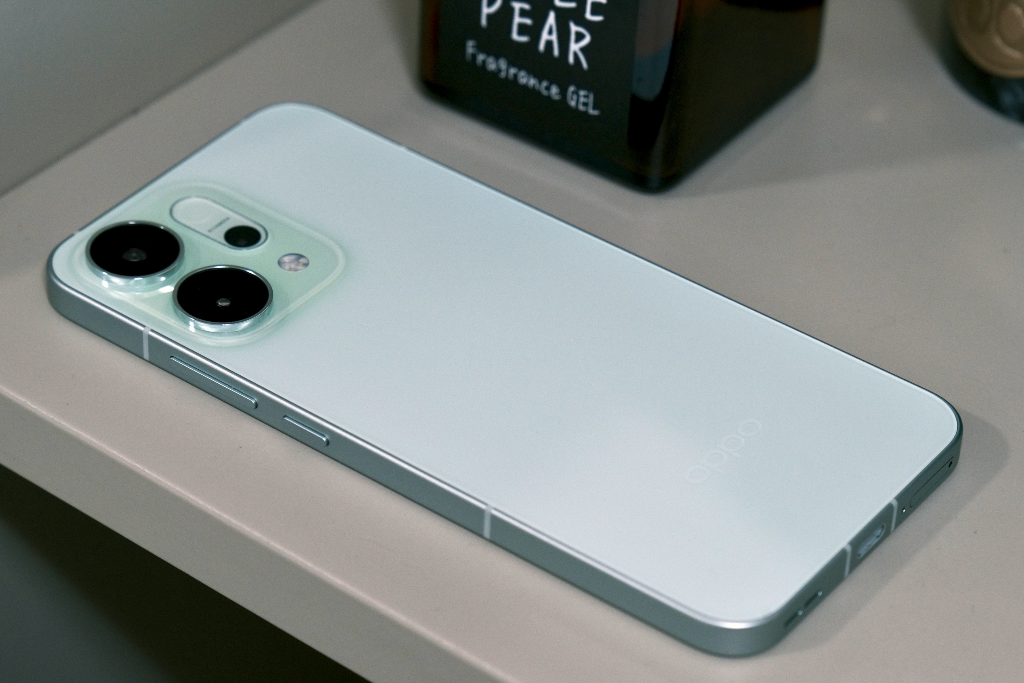 OPPOReno14可以说是超薄机型里最面面俱到的，我媳妇特别喜欢这个机器。