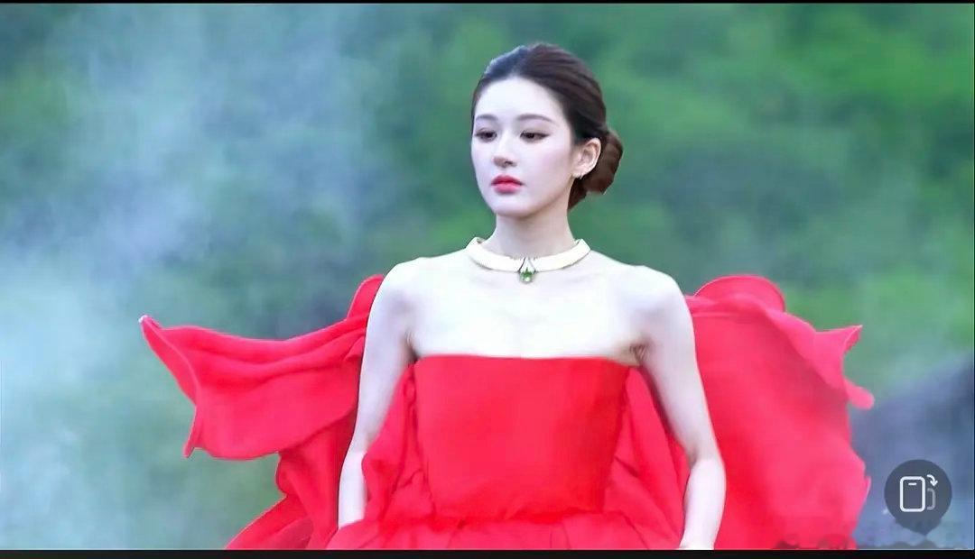 VOGUE红毯直播vouge今天红毯赵露思状态是不是还不错？今天是烈焰玫瑰，还是