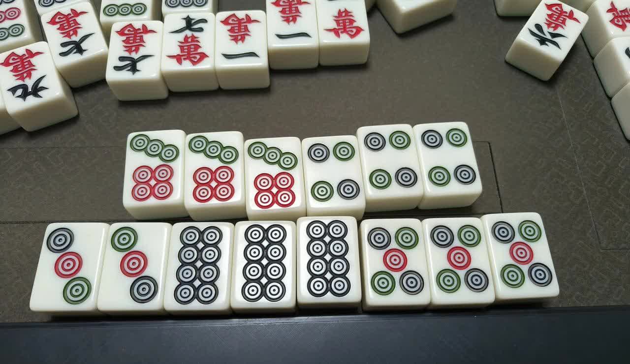 今天下午打麻将，打得我心里很堵。前面两个小时，我手气很差，输了500多