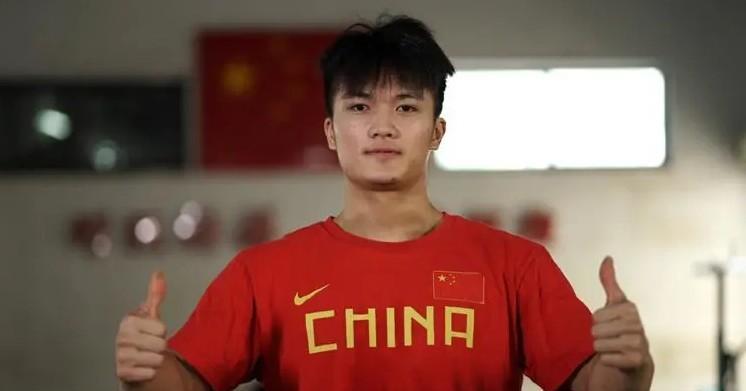 在挪威福德举行的世界举重锦标赛昨天进行了男子71公斤级比赛，中国选手何岳基在抓举
