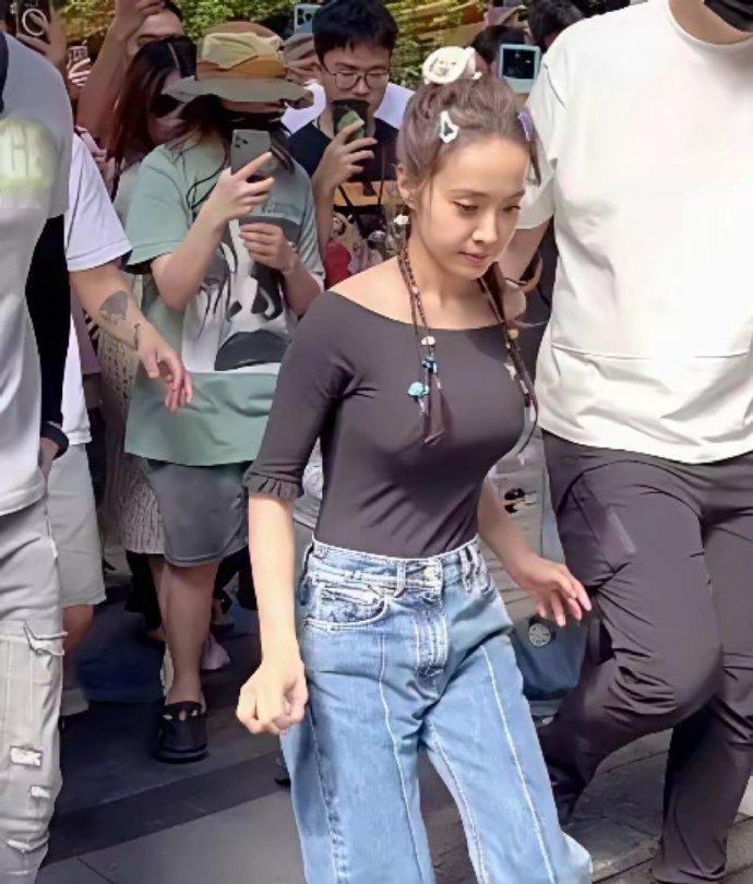 年近50还跟少女一样，周杰伦应该后悔死了。