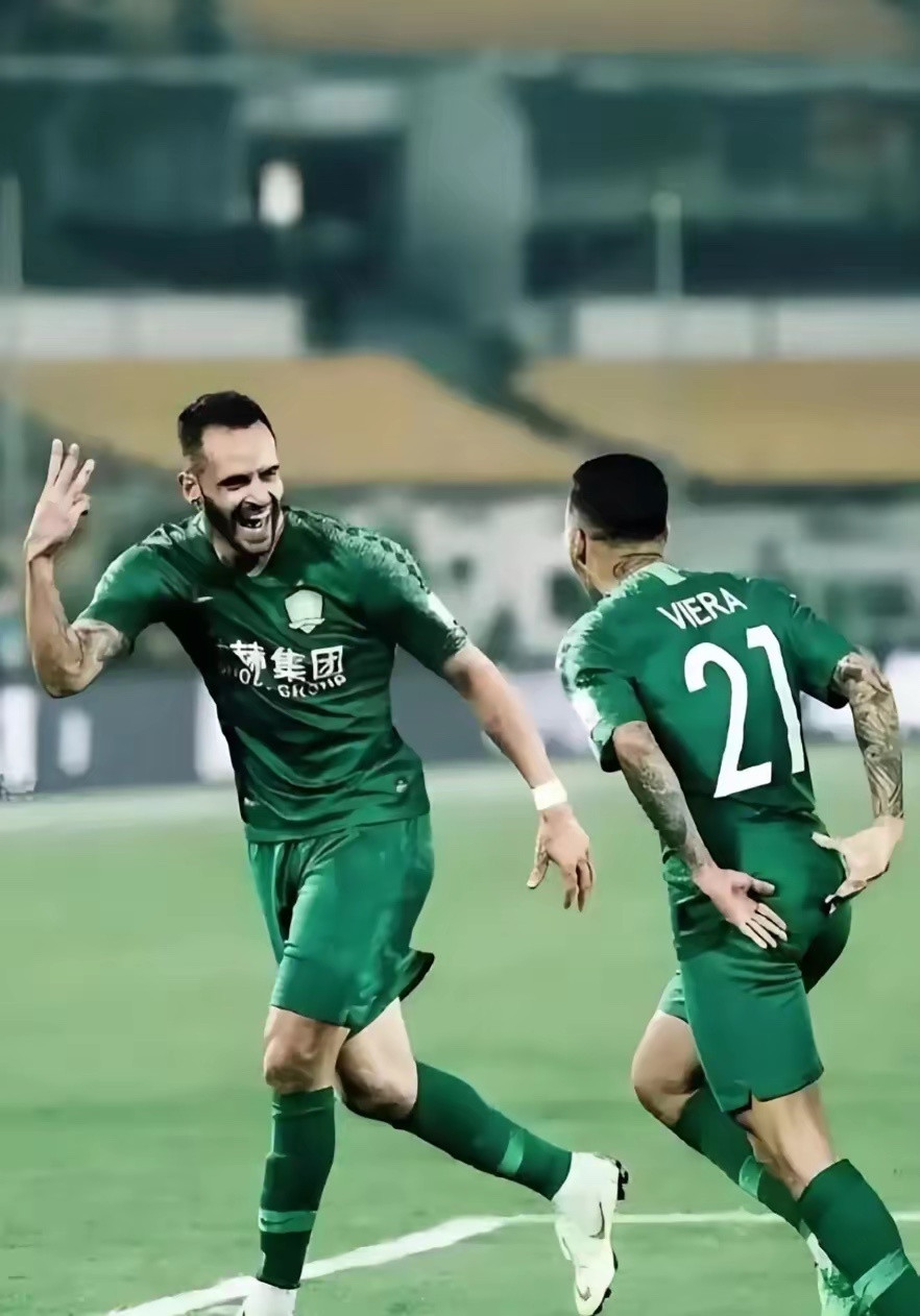 媒体人徐江爆了一个料，刚来北京国安时，奥古斯托的人缘并不好，还差点在训练场上和队