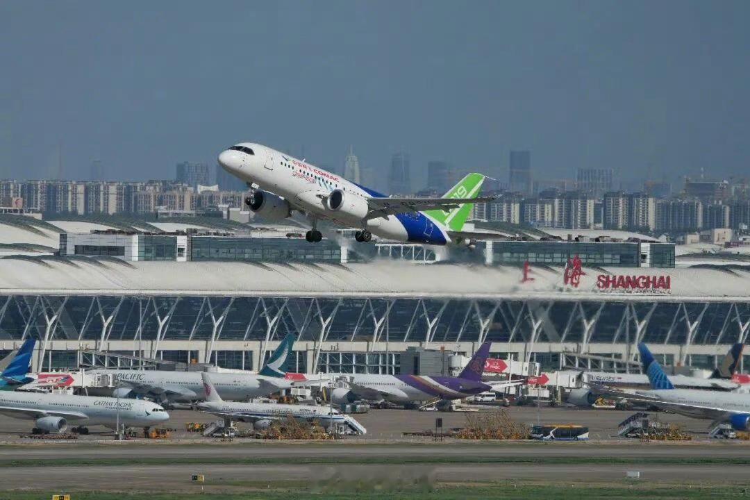 坐过好几次C919了，说实话体验挺好的，客舱比同级别的737和A320都宽一点