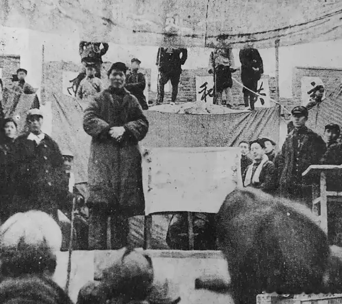 1936年，美国记者埃德加·斯诺在陕北保安拍摄的毛泽东讲话的经典照片。在延安，毛