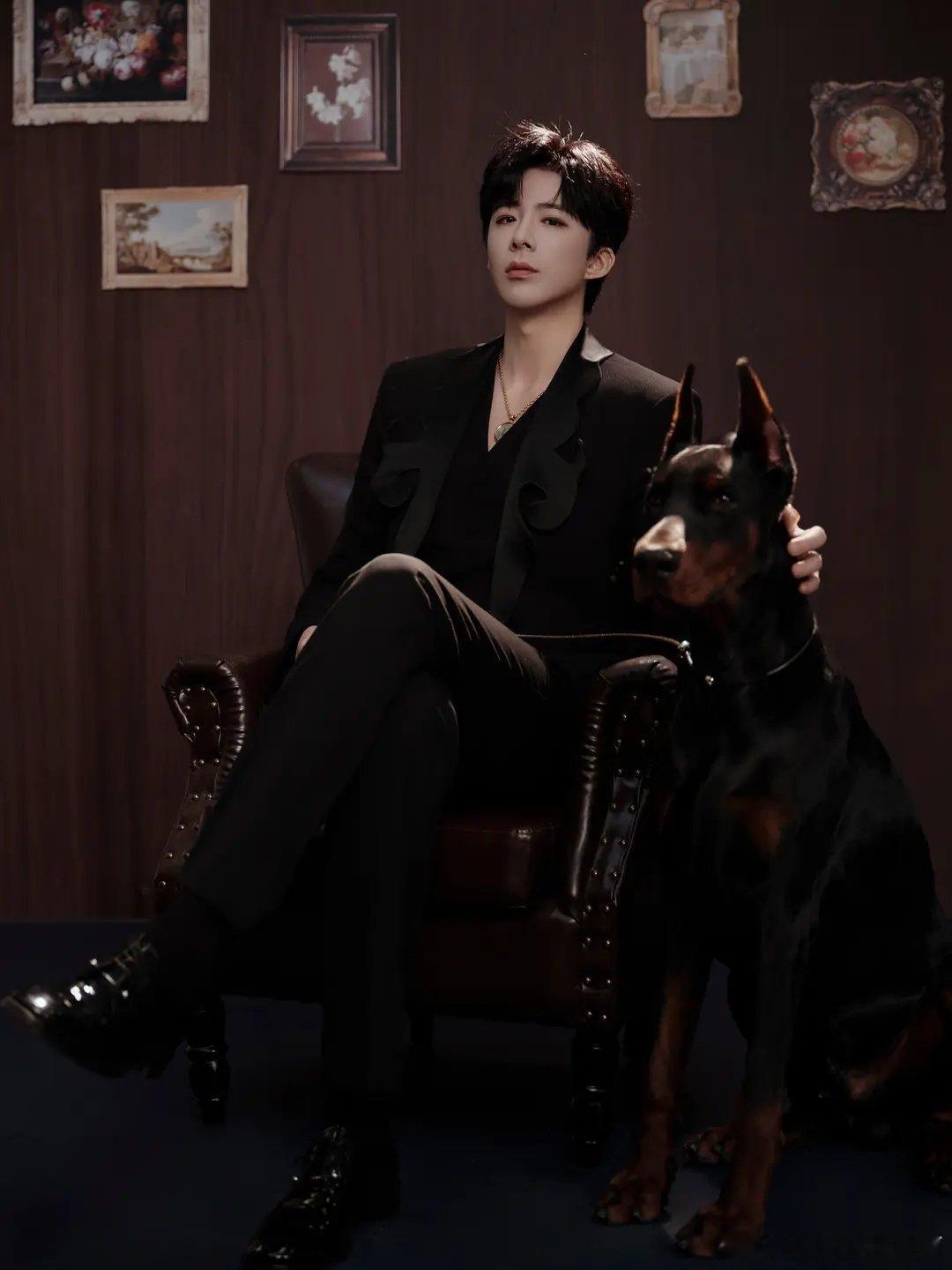 摩登兄弟刘宇宁➕高定➕杜宾，华丽时尚又气场强大，哪儿哪儿都好绝刘宇宁已经连着两