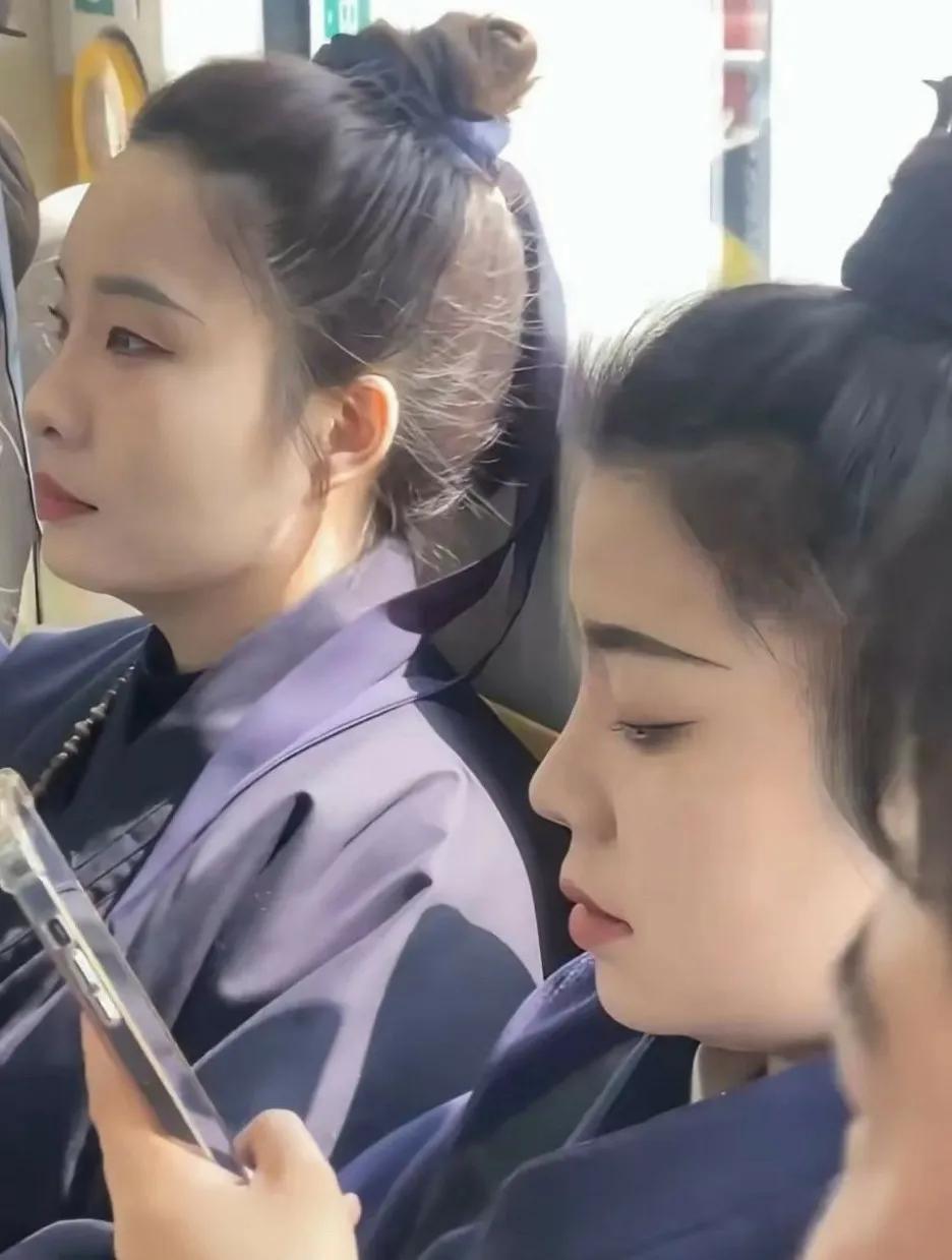 原来道长居然也喝奶茶玩手机