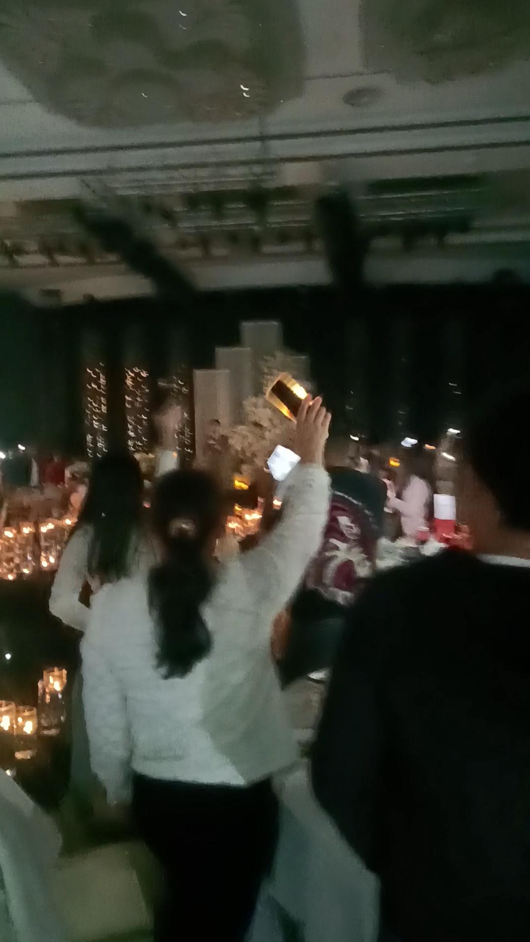 第一次代替参加爱人同学的女儿结婚典礼鎏金酒店的旋转门缓缓打开,水晶吊灯折射