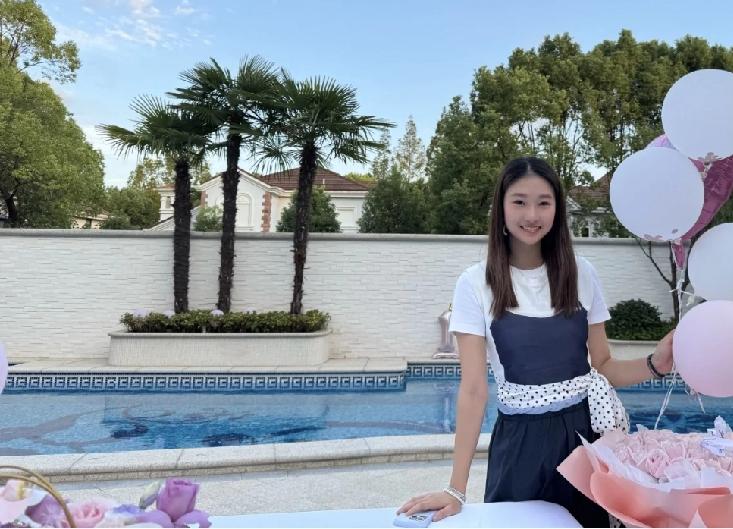 马伊琍女儿，基因太强大了9月21日，有网友发现马伊琍女儿在社交平台晒出一组生