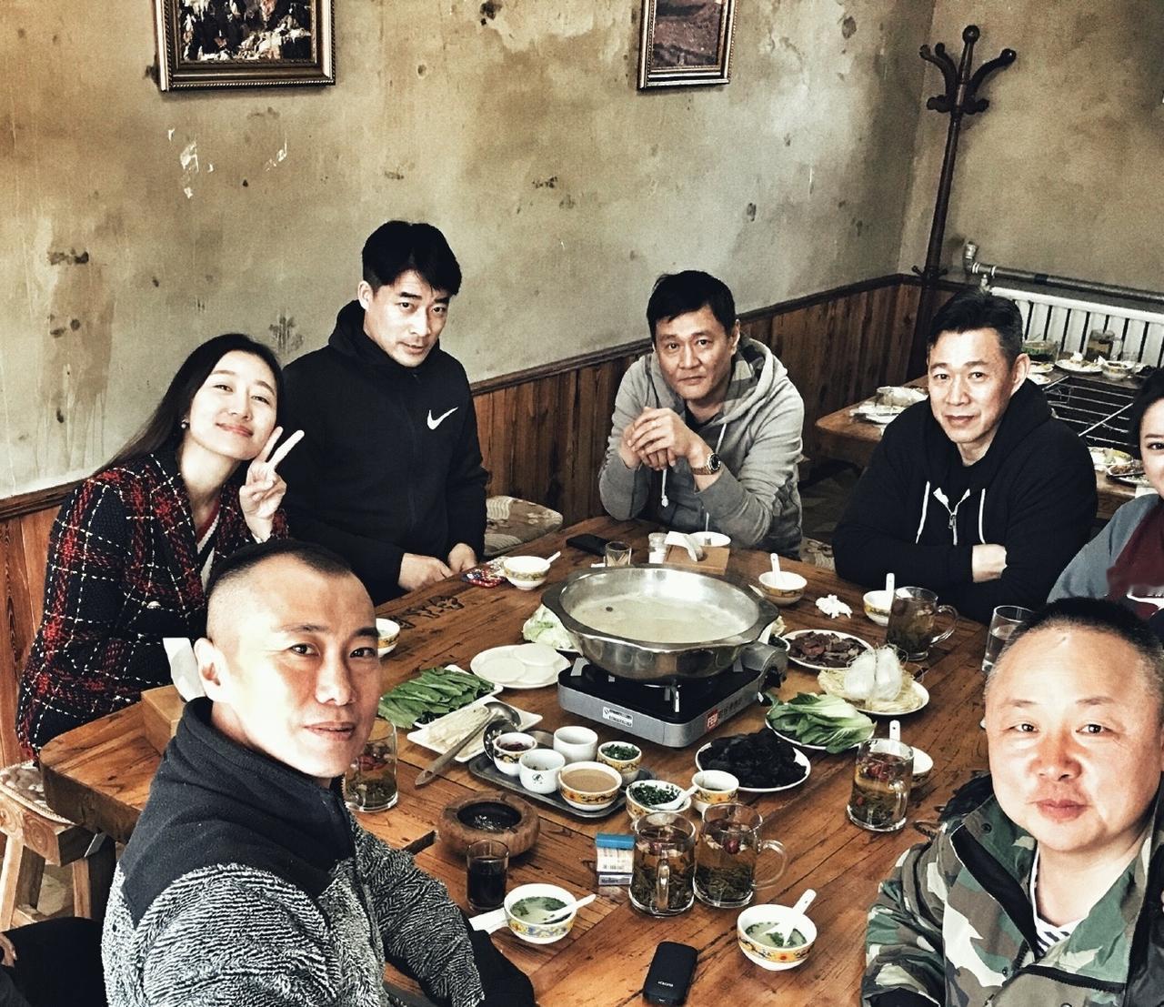 2018年2月11日，郑昊晒出的年前聚会合影，有张丰毅、王辉等演员。这是20