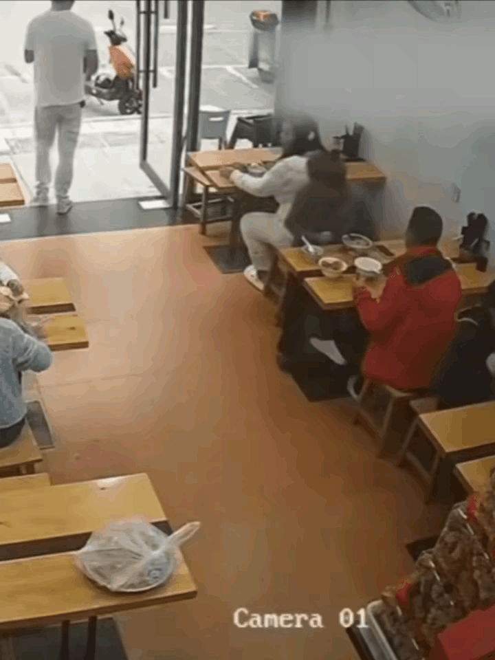 杭州面馆“泼面事件”：一碗热汤泼出的，何止是狼狈杭州一家面馆的饭点，本是烟