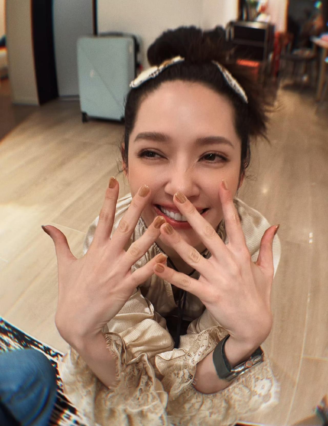 郭碧婷终于开口了。不是诉苦。是感谢。说起婆婆向太的经济支持时她语气很