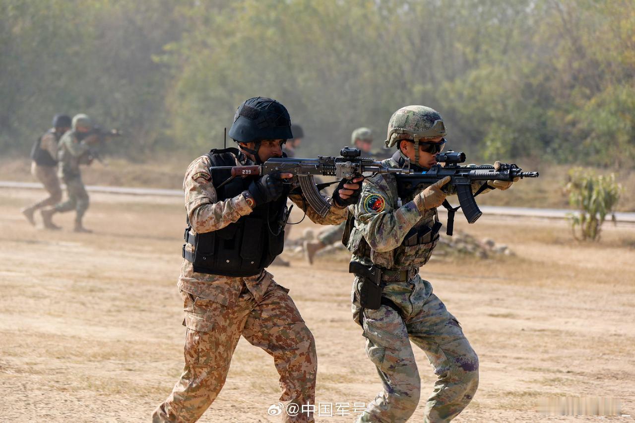 中巴反恐联合演习，巴军特战部队用的枪还是老式56-2冲锋枪。大多数中方官兵恐怕