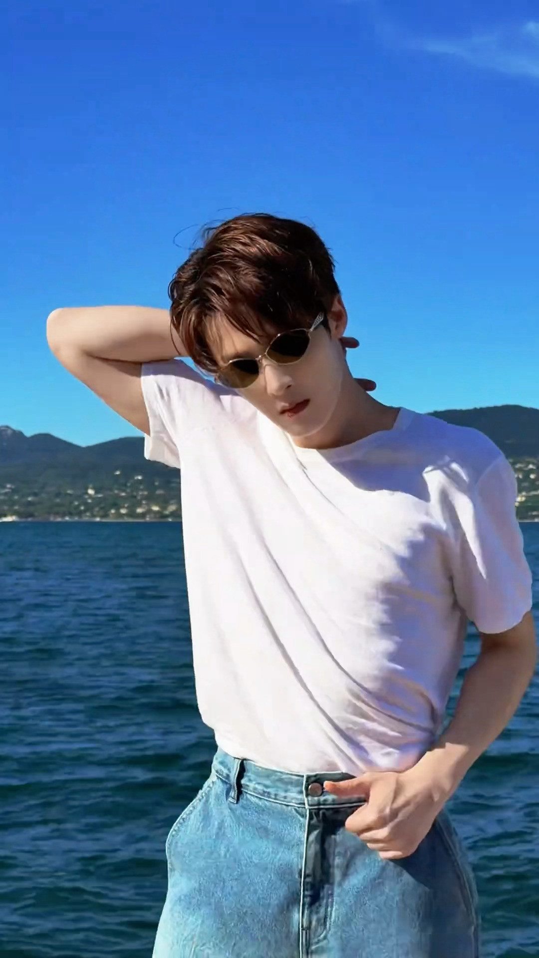 展示强大的胸肌和灵活的腰：​​​