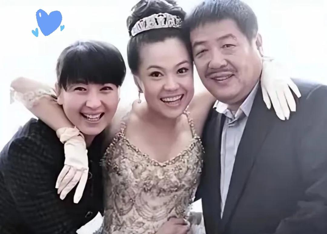 不查不知道，原来闫某晶的女儿林傲雪，和儿子林某霏，虽然同父不同母，但是他们姐弟俩