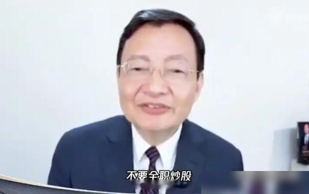 无锡暴雨刚才刷了二十分钟短视频，无锡的水已经到腰了。有个大哥在积水里淡定散步还