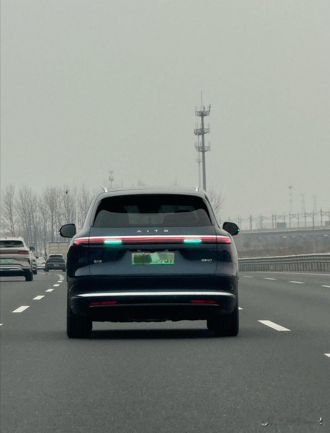 高速智驾，车道偏右正常吗？高速遇到好多开小蓝灯的智驾车，其中大多数都是靠着车