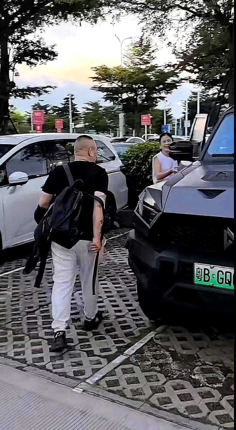 无锡光哥今天乘坐飞机到深圳，美女接机。说起来挺让人纳闷，光哥平时在社会上混，跟
