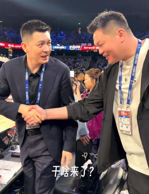 杨鸣这嘴是真的太犀利了！在澳门NBA中国赛赛场，杨鸣偶遇朱芳雨，俩人握手寒暄