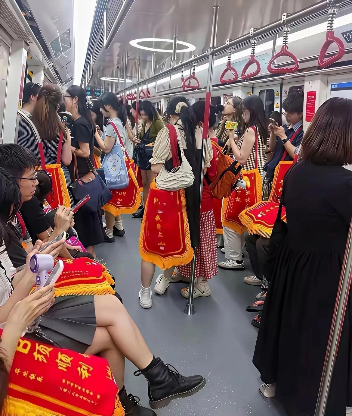 地铁上看到的一幕，这是什么情况呀？太夸张了吧