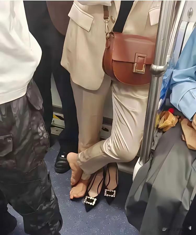 我该不该提醒她地铁不文明行为