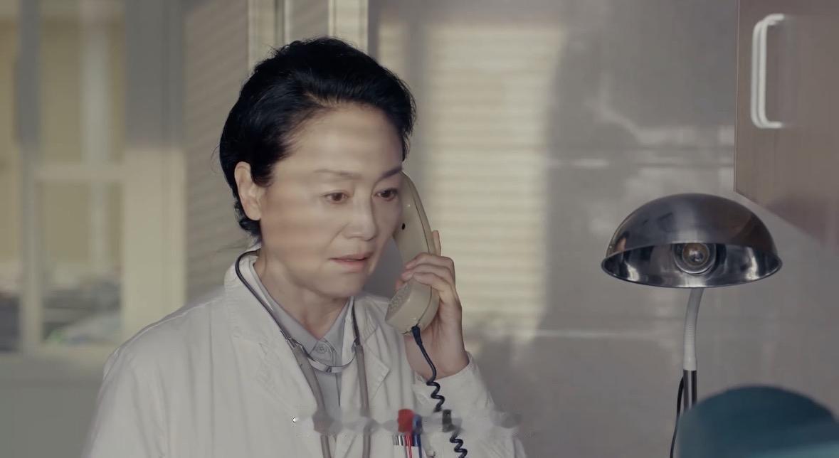 万万没有想到，《小城大事》剧集中，王姬出演的杜涛母亲姜云，竟是一位是非观念极强、