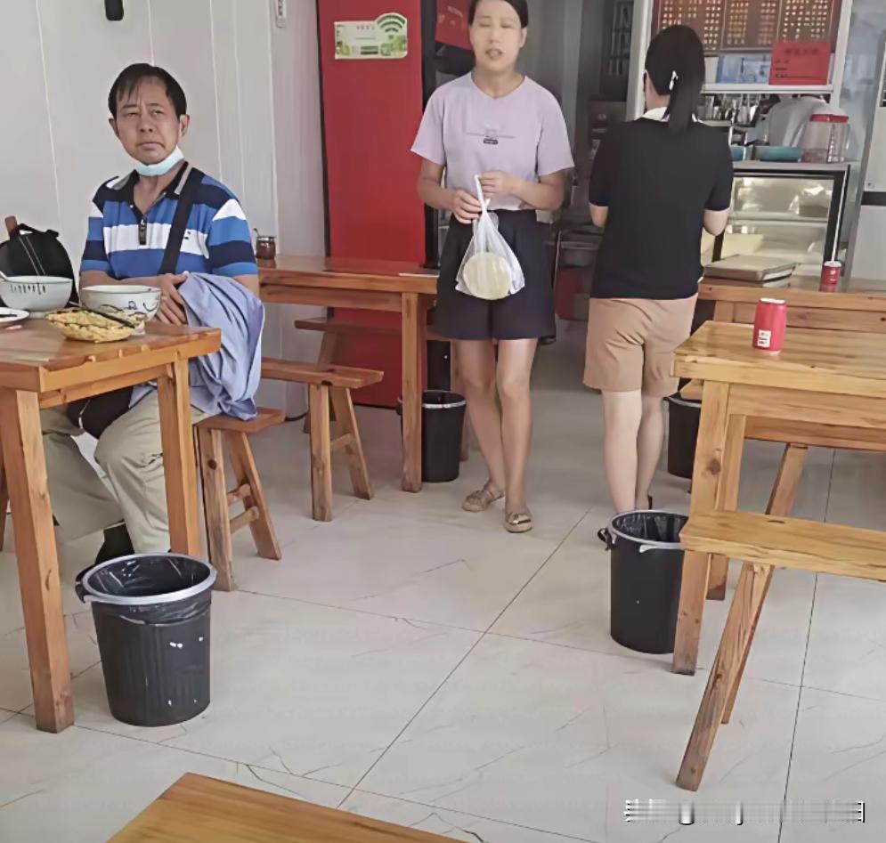 这位好眼熟啊，不就是那个，那个……叫啥来着？看我这脑子，话到嘴边，就是想不起来了