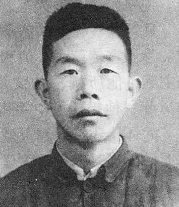 武胡景，曾是红军最高军事指挥官，1936年赴苏后却离奇失踪。妻子苦寻21年，建国