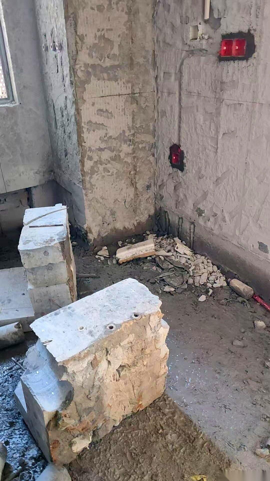 哐！哐！哐！楼道里传来砸墙声，邻居们探出头，以为又是哪家在搞装修。没人觉得不对