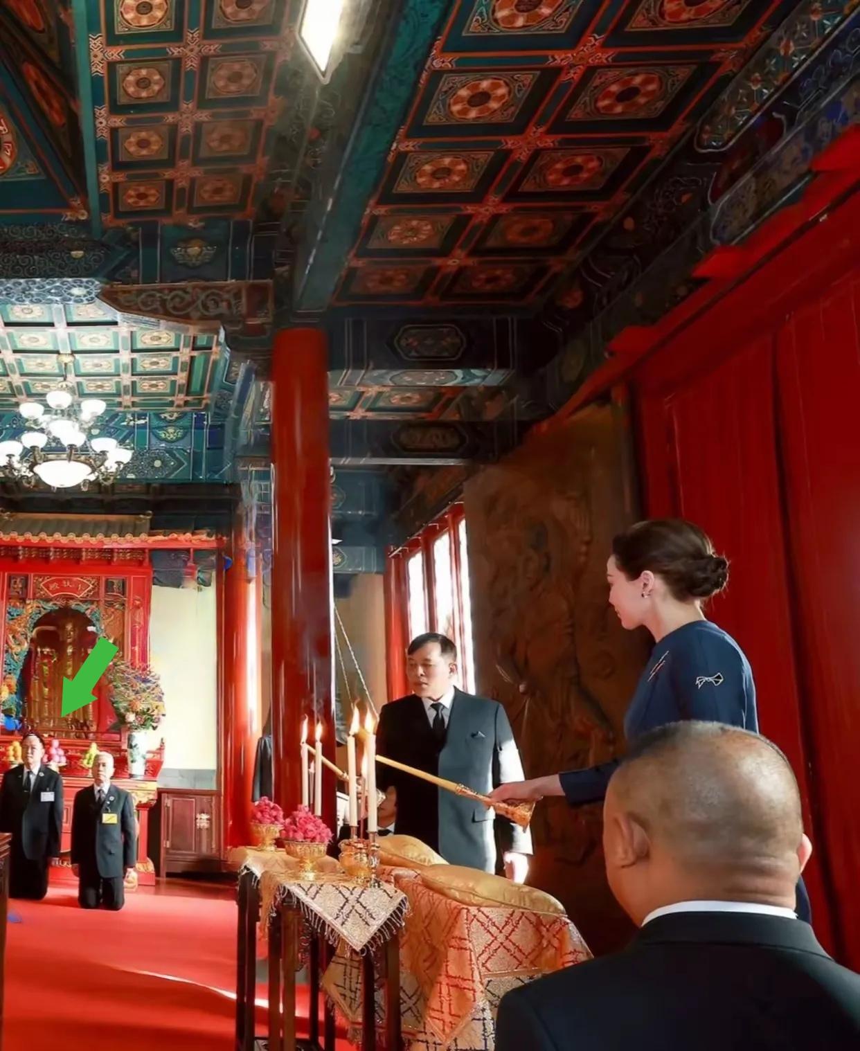 不至于吧！泰国国王和王后到北京灵光寺祭拜祈福上香时，阿努廷竟然挺着腰板跪在地上，