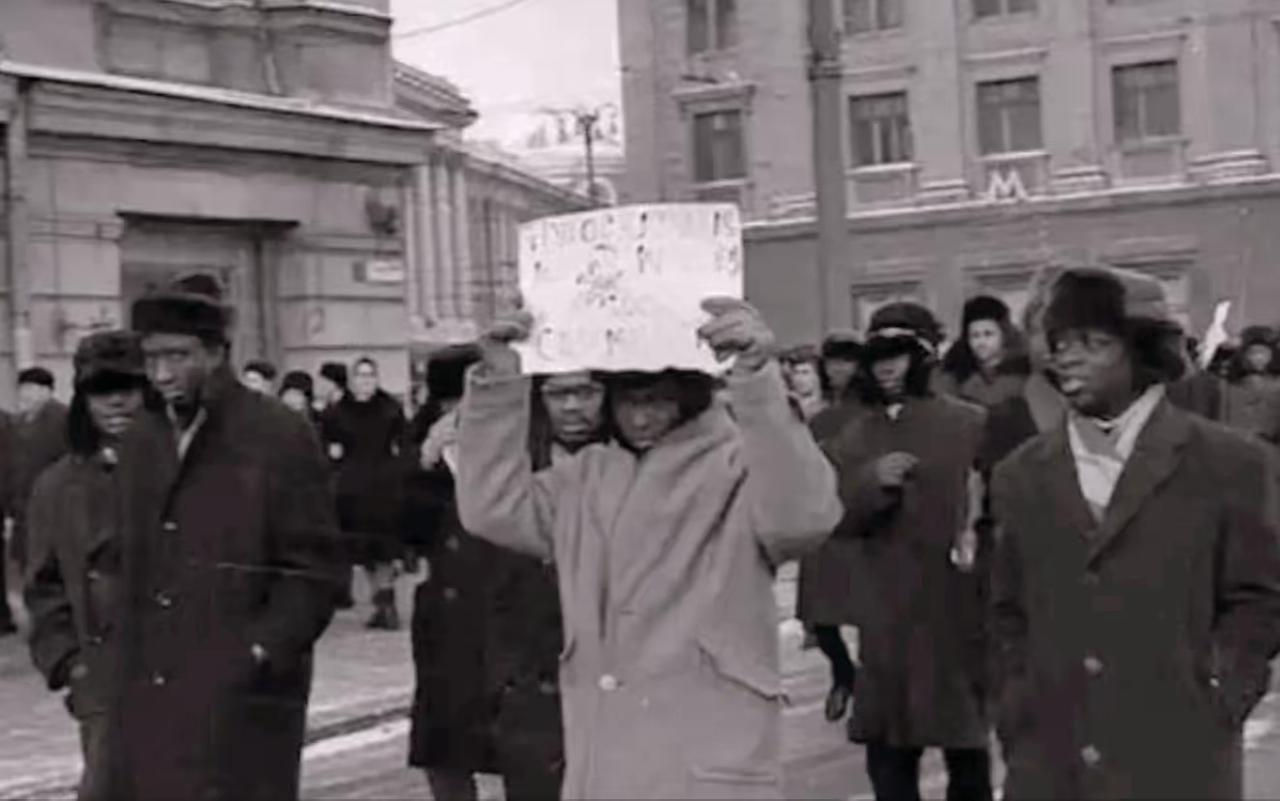 1963年，因为留学生埃德蒙·阿多醉酒冻毙荒野，导致在苏联的非洲留学生群情激愤（