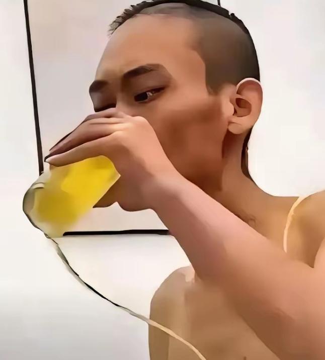 泪目！郑州某医院，一名癌症晚期的中年男子拒绝继续治疗，自己拎着一箱啤酒回到病房，
