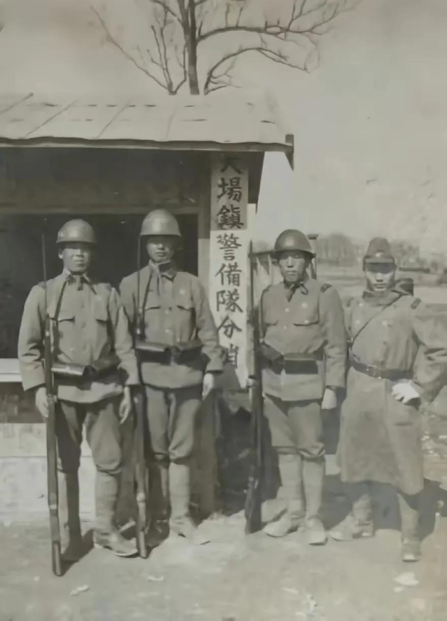 这张照片中，有四个日本鬼子。只有一个比枪高，其余几个都不及枪高。三八步枪加上刺刀