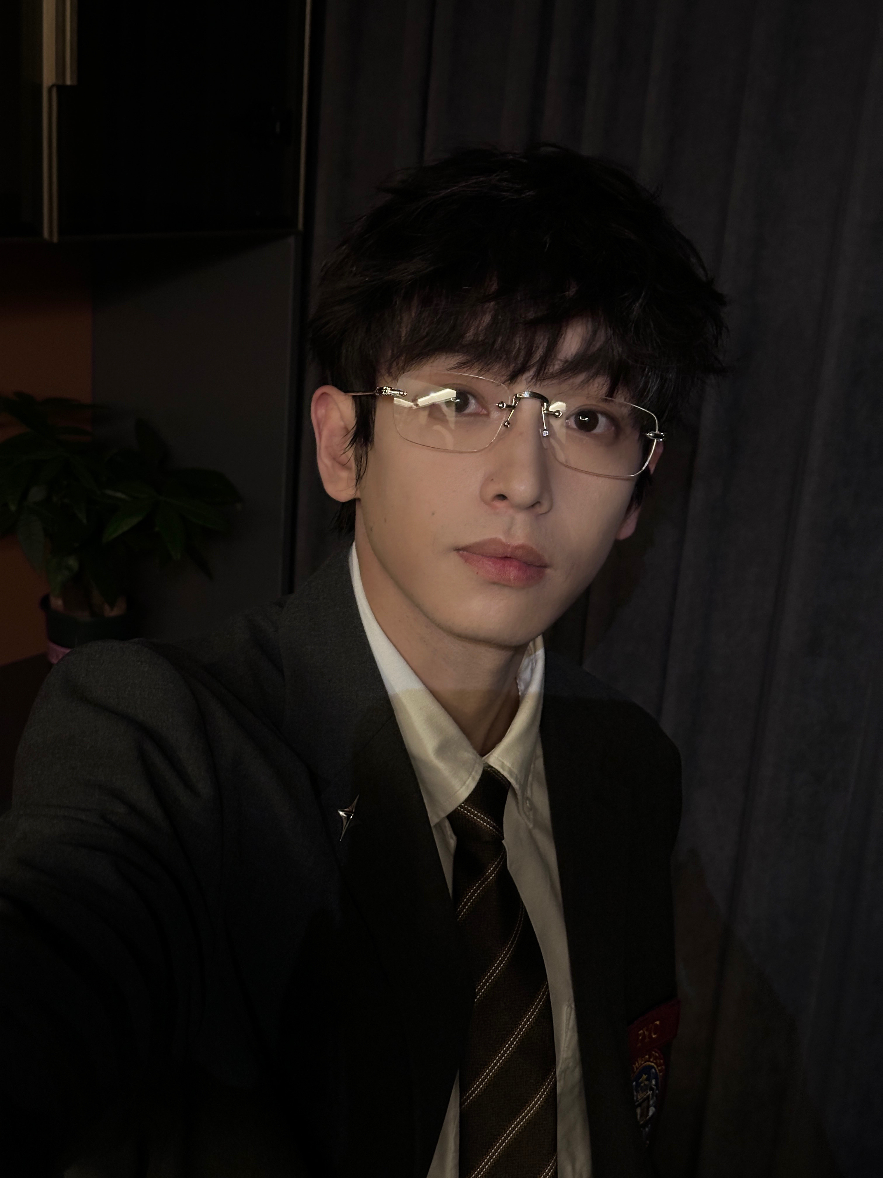 卧槽彭昱畅我是真的不认识你了。。​​​