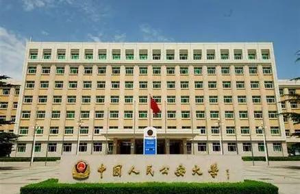 刚开车到家，在地库停车时听见两位保洁大姐闲聊，句句戳中现在的高考志愿风向。两人