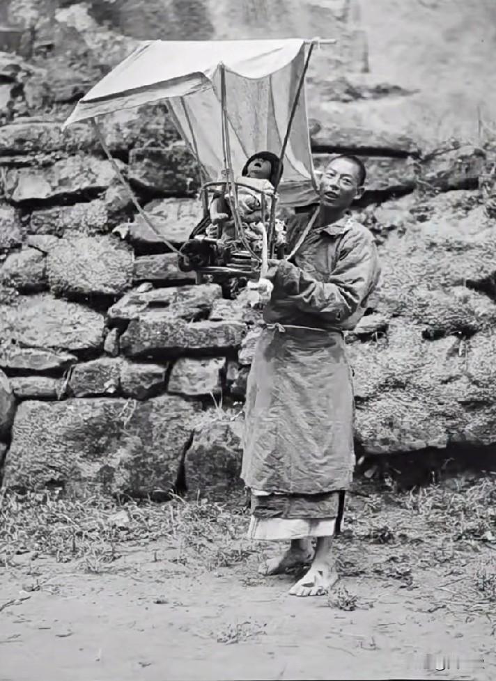 这是美国社会学家西德尼·戴维·甘博于1917年在四川三台县拍摄的照片记录了一位