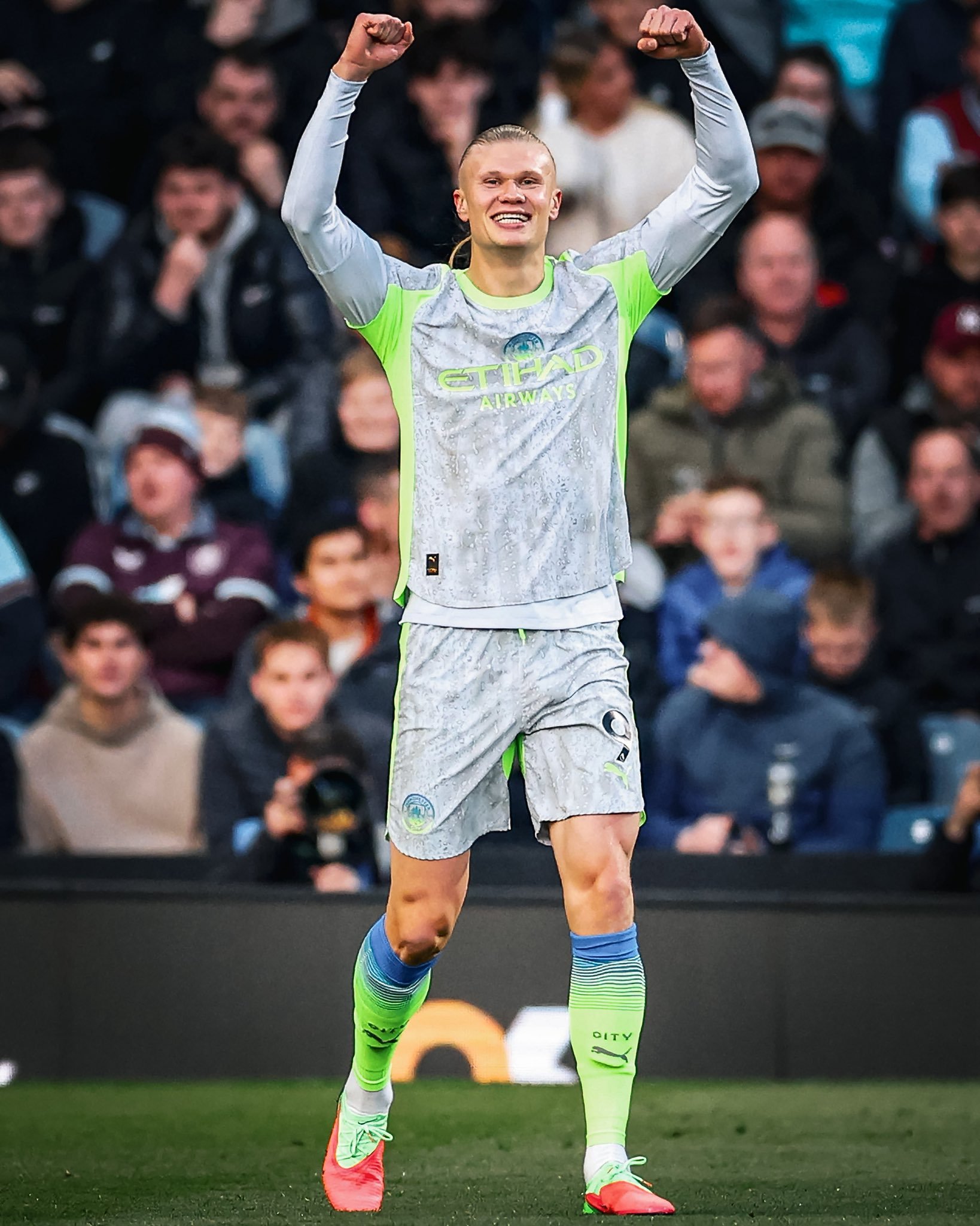 时隔245天，曼城再次回到英超榜首，换句话说，阿森纳的崩盘只用了不到一个月。虽然